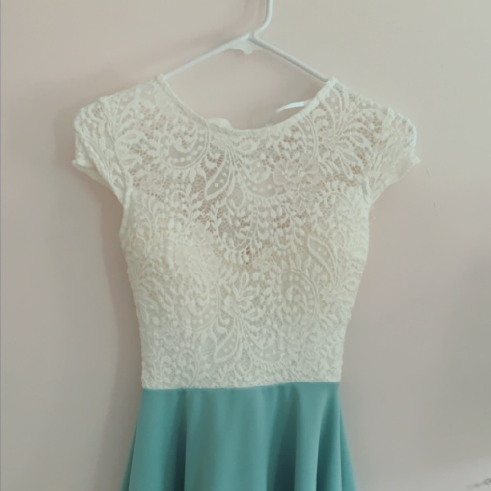 Gorgeous dress! 🤍💙